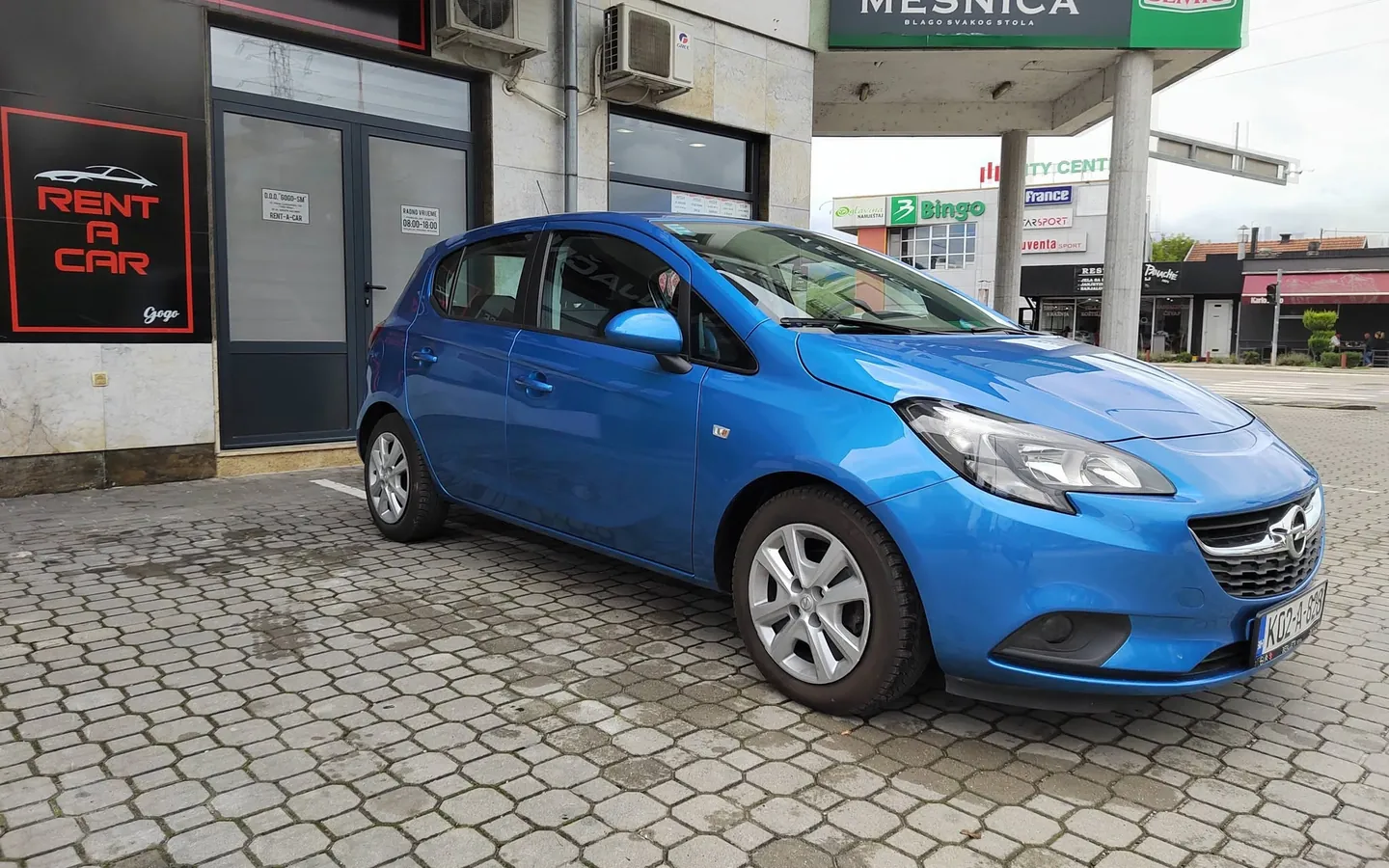 Opel Corsa (plava) ispred kancelarije Rent a Car Gogo u Bihaću