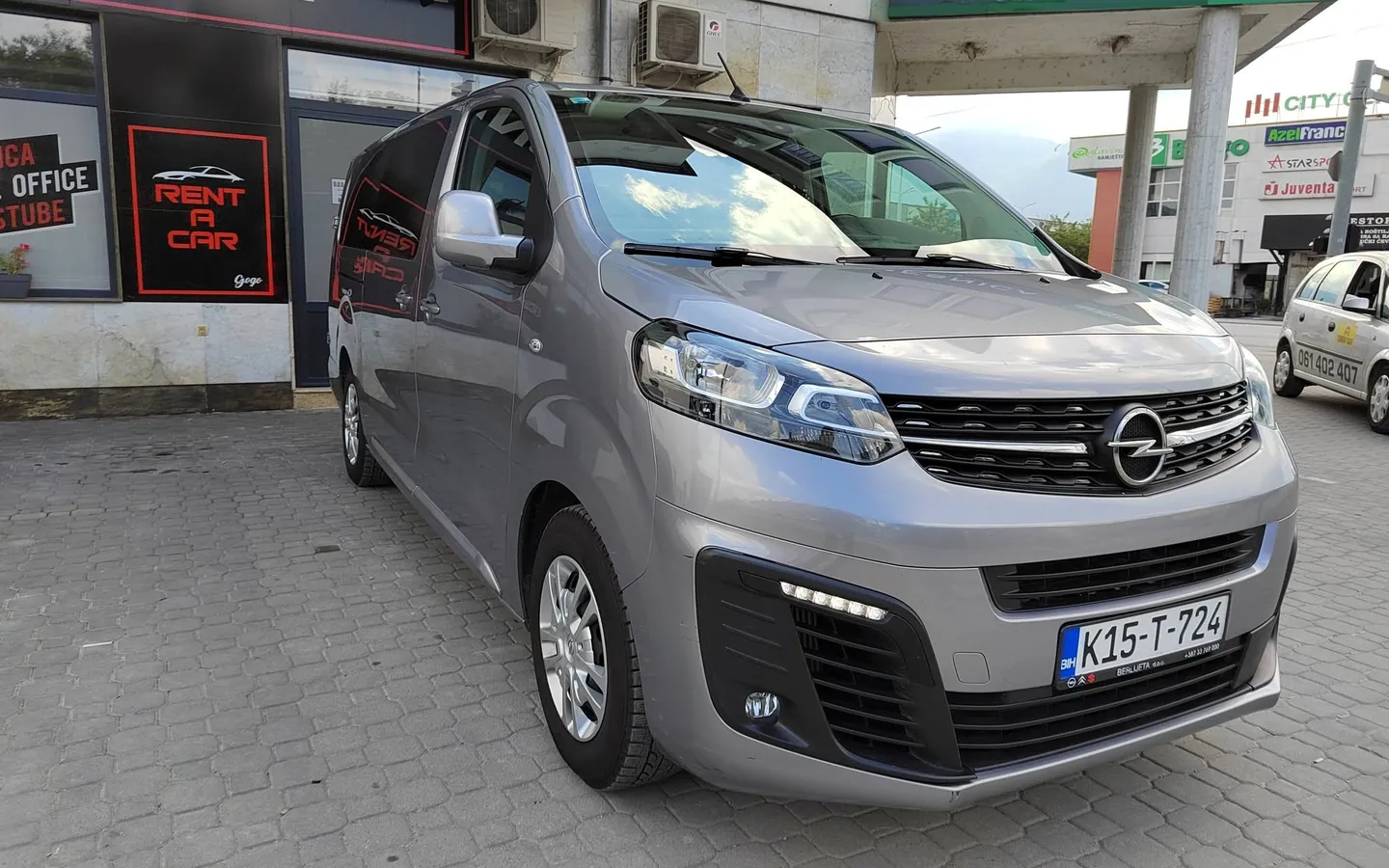 Opel Vivaro / Zafira Life (siva) ispred kancelarije Rent a Car Gogo u Bihaću