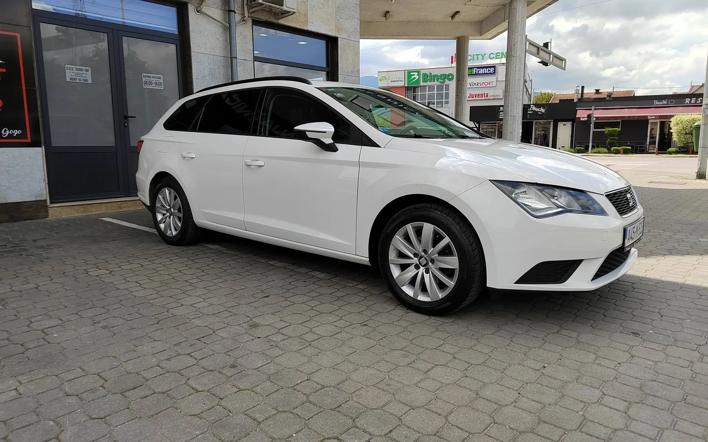 SEAT Leon ST (bijela) ispred kancelarije Rent a Car Gogo u Bihaću