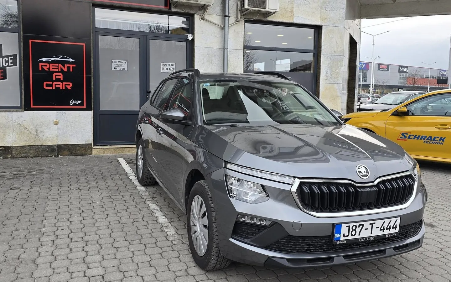 Škoda Kamiq (tamnosiva) ispred kancelarije Rent a Car Gogo u Bihaću