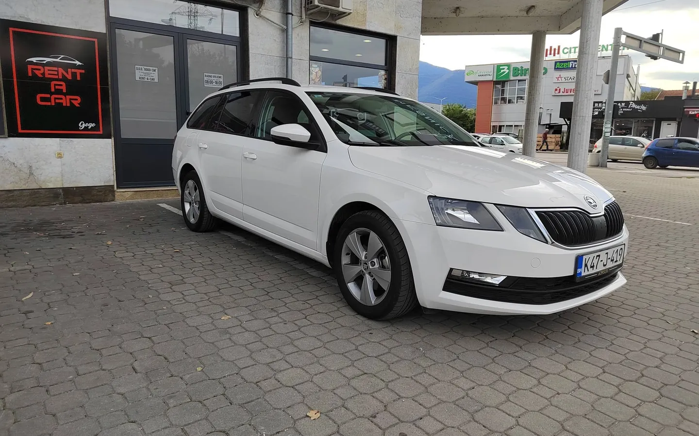 Škoda Octavia Combi (bijela) ispred kancelarije Rent a Car Gogo u Bihaću