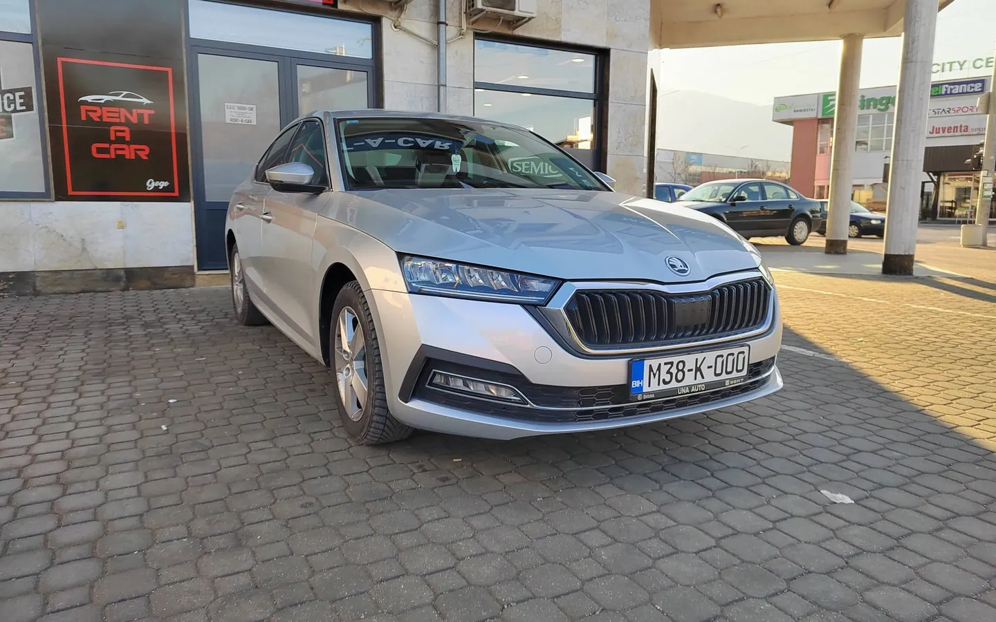 Škoda Octavia Limousine (siva) ispred kancelarije Rent a Car Gogo u Bihaću