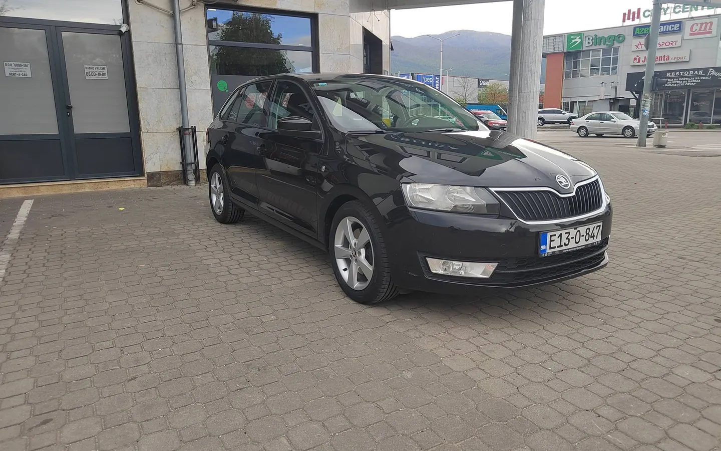 Škoda Rapid Spaceback (crna) ispred kancelarije Rent a Car Gogo u Bihaću