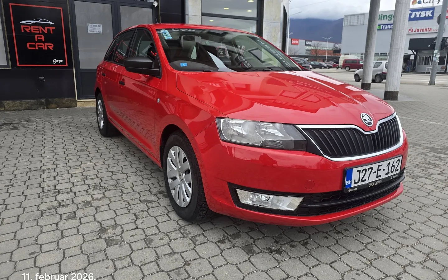 Škoda Rapid Spaceback (crvena) ispred kancelarije Rent a Car Gogo u Bihaću