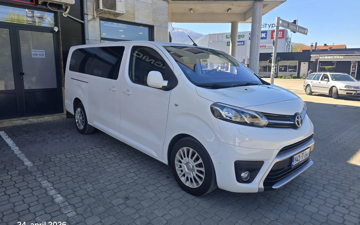 Toyota ProAce Verso (bijela) ispred kancelarije Rent a Car Gogo u Bihaću