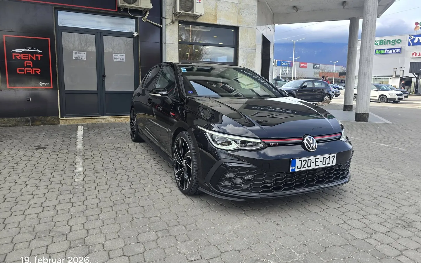 Volkswagen Golf GTI (crna) ispred kancelarije Rent a Car Gogo u Bihaću
